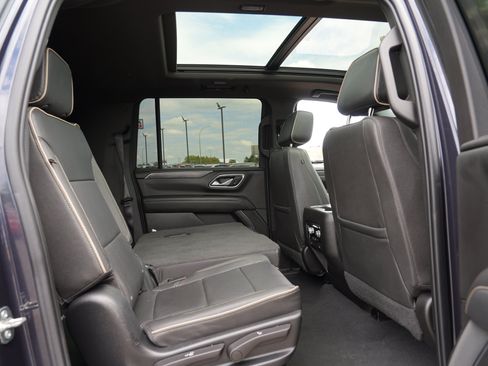 Used 2023 GMC Yukon XL SLT AWD/4WD image 28