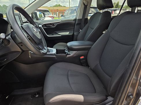Used 2022 Toyota RAV4 LE FWD image 12