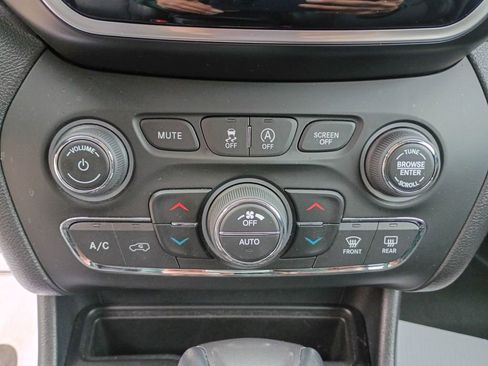 Used 2019 Jeep Cherokee Limited image 21