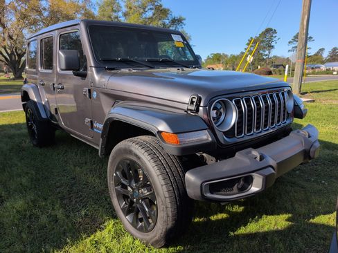 Used 2025 Jeep Wrangler Unlimited Sahara w/ Safety Group image 1