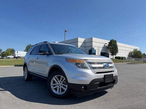 Used 2014 Ford Explorer XLT w/ Equipment Group 202A AWD/4WD image 2