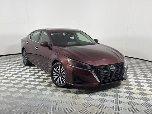 Used 2023 Nissan Altima 2.5 SV w/ SV Premium Package FWD image 2