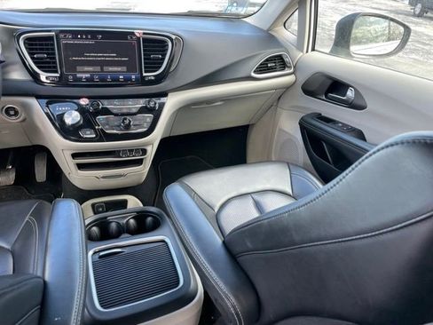 Used 2023 Chrysler Pacifica Touring-L image 9