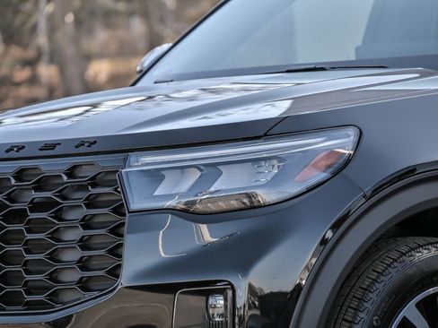 Used 2025 Ford Explorer ST-Line image 3