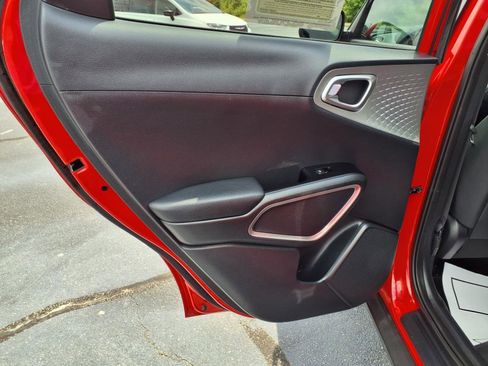 Used 2023 Kia Soul LX image 18