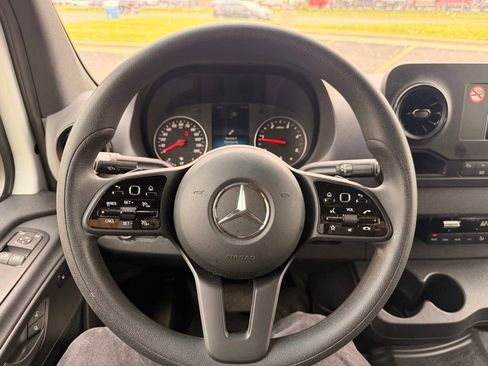 Used 2024 Mercedes-Benz Sprinter 2500 image 11
