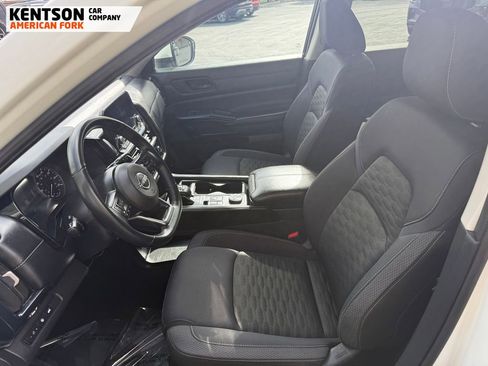 Used 2025 Nissan Pathfinder SV image 31