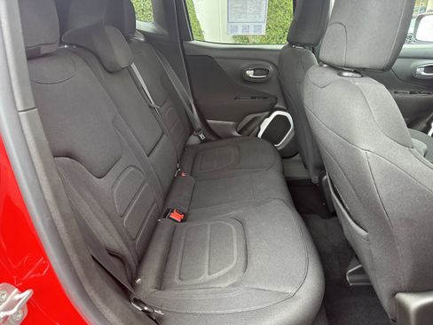 Used 2018 Jeep Renegade Latitude w/ Popular Equipment Group image 13