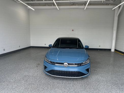 Used 2025 Volkswagen Jetta SE FWD image 5