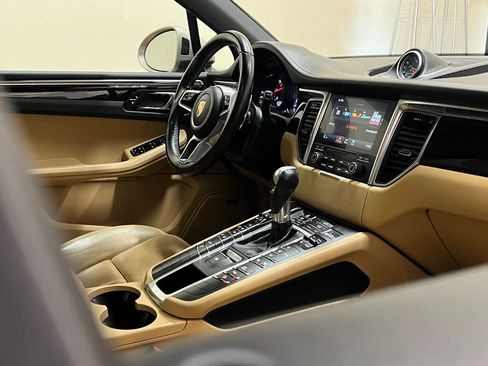 Used 2017 Porsche Macan BASE image 19