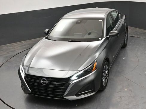 Used 2025 Nissan Altima 2.5 SV FWD image 19