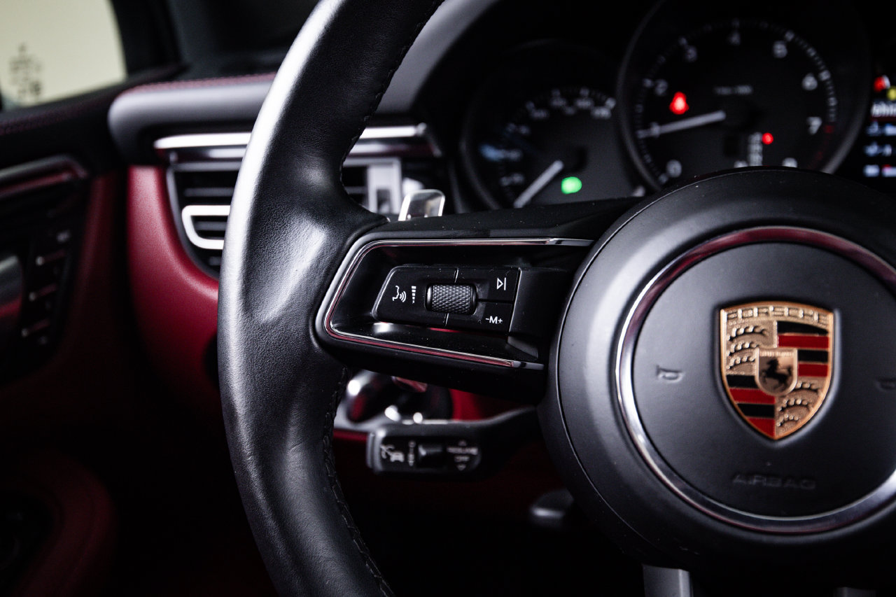Certified 2024 Porsche Macan AWD/4WD image 17