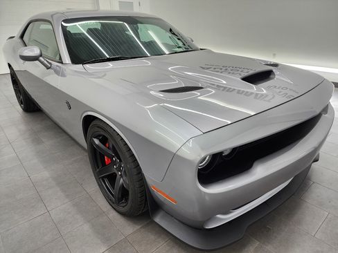 Used 2017 Dodge Challenger SRT Hellcat RWD image 2