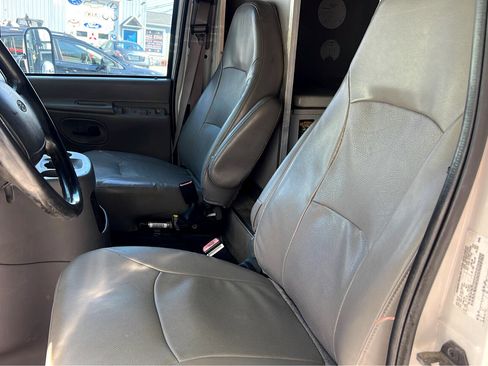 Used 2002 Ford E-450 and Econoline 450 image 12