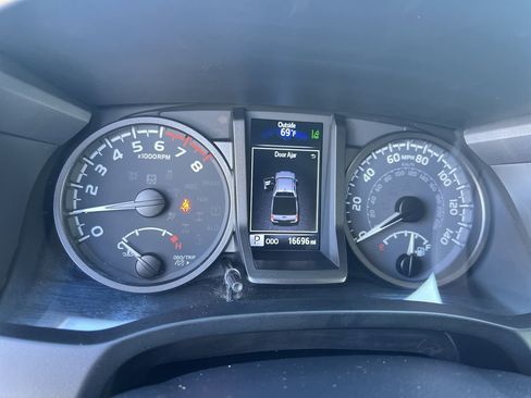 Used 2023 Toyota Tacoma TRD Sport image 21