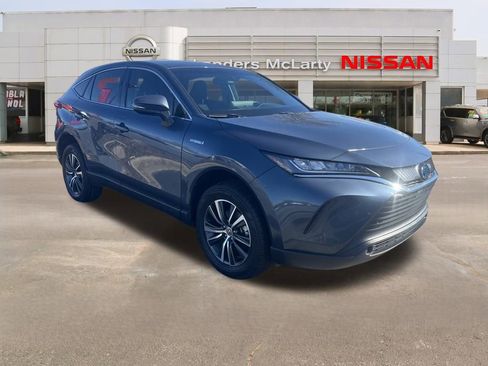 Used 2021 Toyota Venza LE image 2