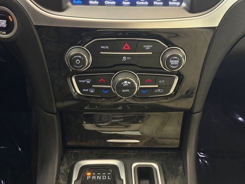 Used 2019 Chrysler 300 Limited RWD image 18