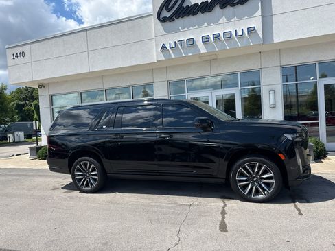 Used 2021 Cadillac Escalade ESV Sport Platinum AWD/4WD image 2