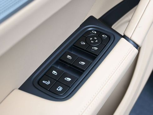 New 2025 Porsche Cayenne E-Hybrid image 9