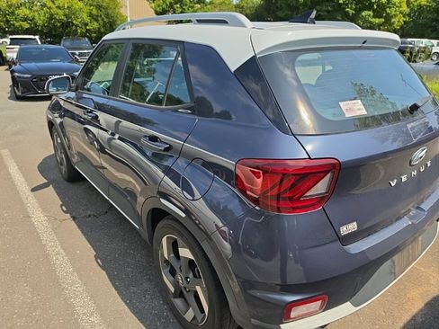 Used 2022 Hyundai Venue Limited FWD image 4