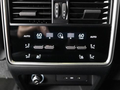 Certified 2025 Porsche Cayenne AWD/4WD image 37