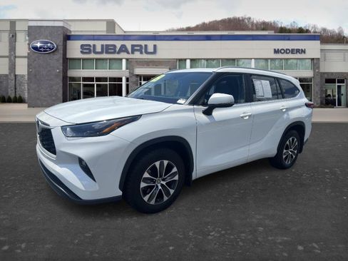 Used 2023 Toyota Highlander XLE AWD/4WD image 1