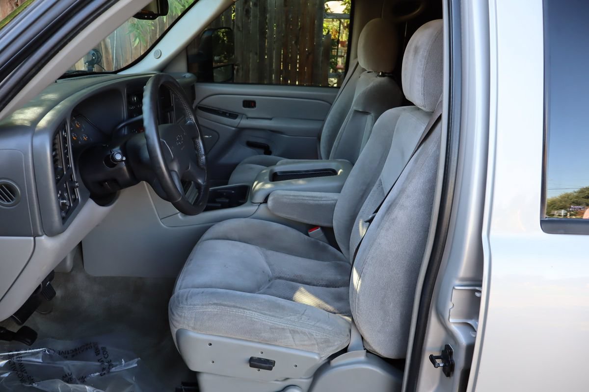 Used 2004 Chevrolet Suburban LS w/ Preferred Equipment Group AWD/4WD image 19