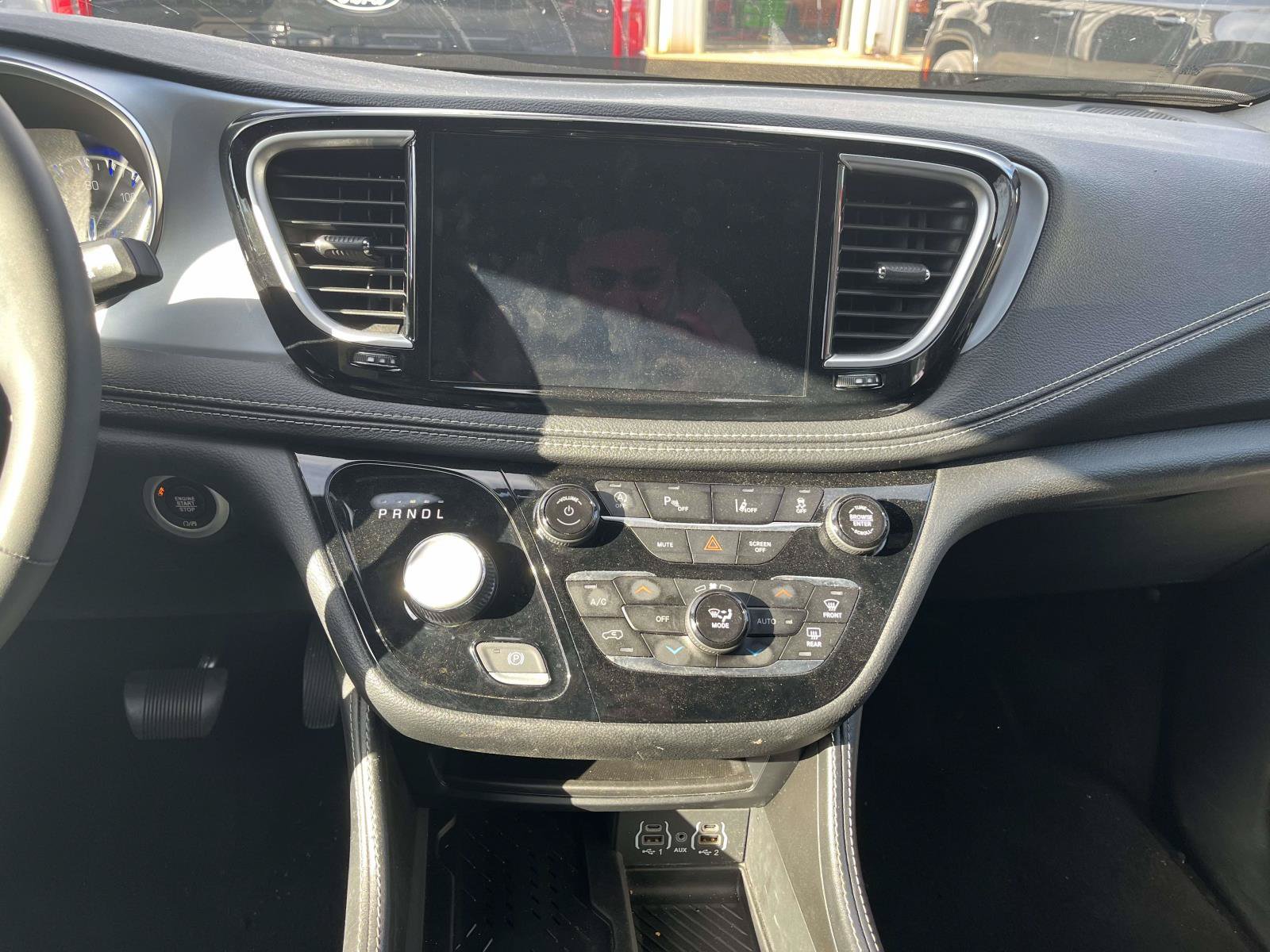 Used 2025 Chrysler Pacifica Limited FWD image 9