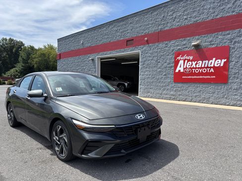 Used 2024 Hyundai Elantra Limited FWD image 1