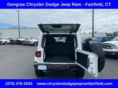 Used 2023 Jeep Wrangler Unlimited Sahara w/ Cold Weather Group AWD/4WD image 30