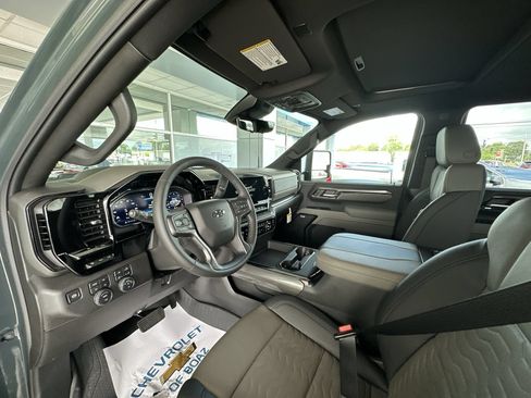 Used 2025 Chevrolet Silverado 2500 ZR2 w/ Technology Package AWD/4WD image 10