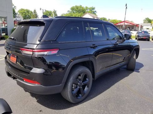 Used 2024 Jeep Grand Cherokee Altitude AWD/4WD image 8