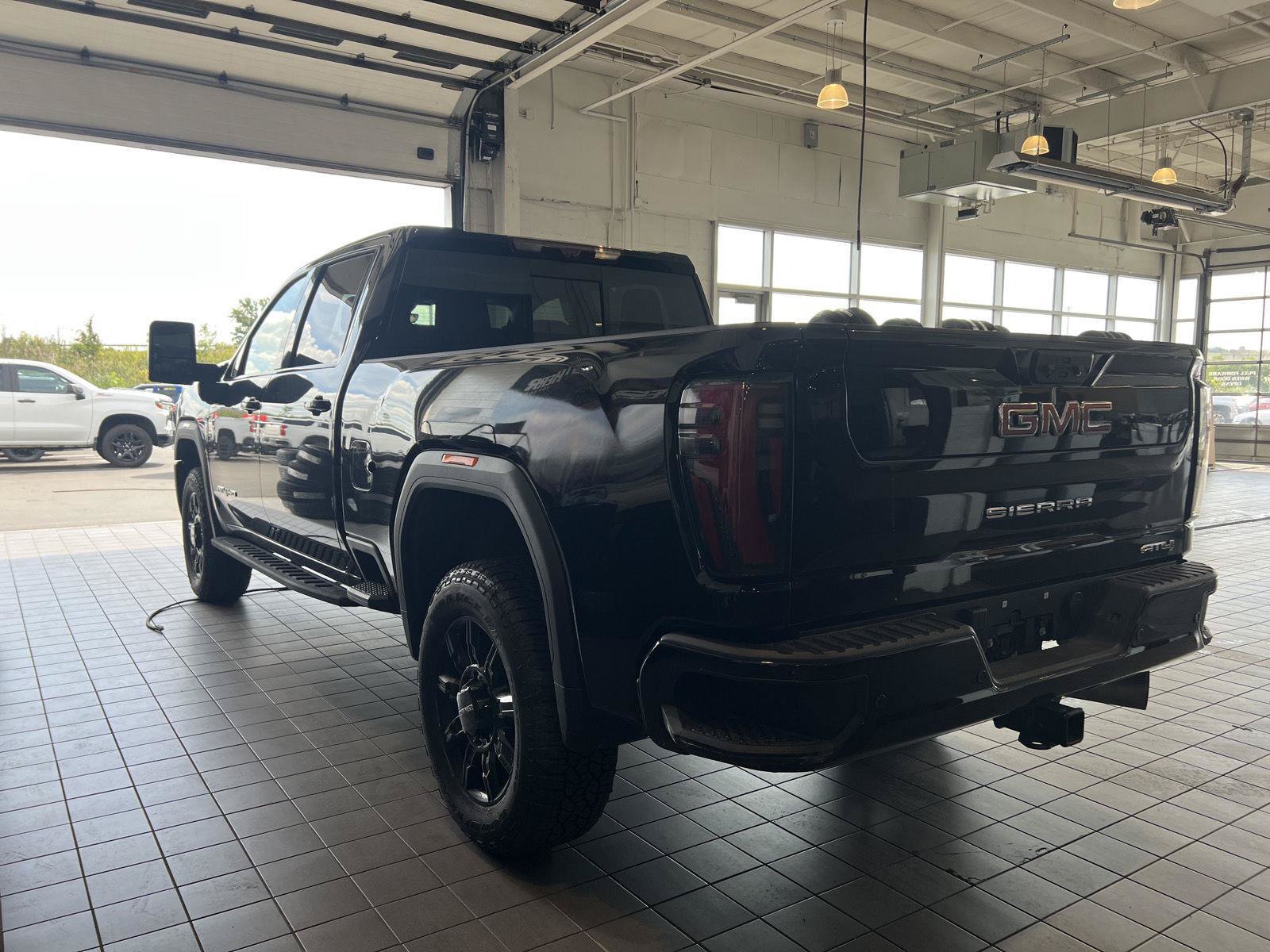 Used 2025 GMC Sierra 2500 AT4 w/ AT4 Premium Plus Package AWD/4WD image 6