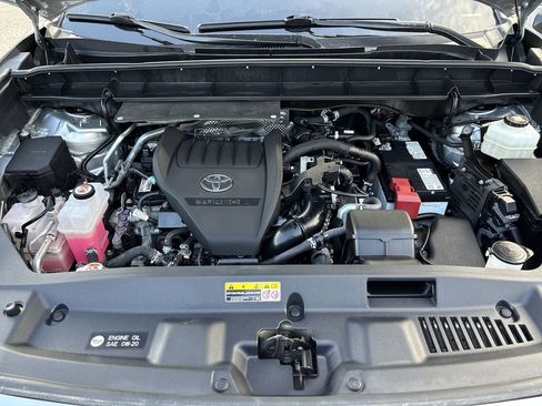 Used 2023 Toyota Highlander LE image 11