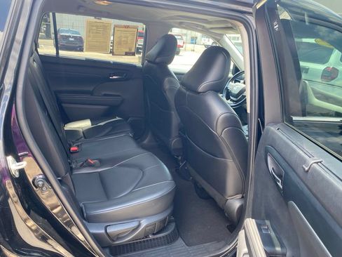 Used 2022 Toyota Highlander XLE AWD/4WD image 20