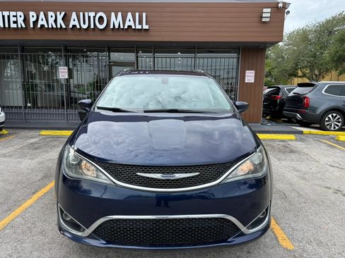Used 2020 Chrysler Pacifica Touring-L FWD image 2