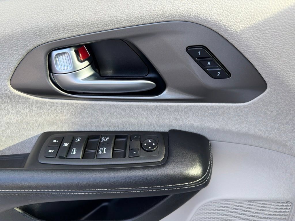 Used 2022 Chrysler Pacifica Touring-L FWD image 33