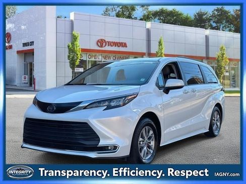 Certified 2024 Toyota Sienna XLE image 8