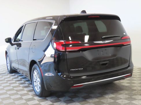Used 2025 Chrysler Pacifica Select FWD image 3