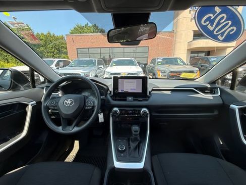 Used 2025 Toyota RAV4 LE AWD/4WD image 20
