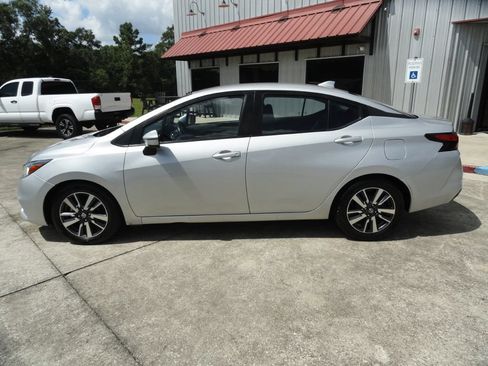 Used 2020 Nissan Versa SV FWD image 3