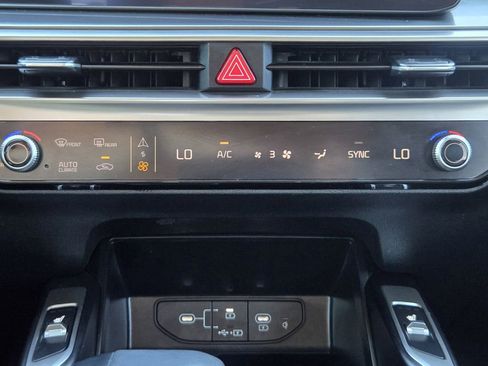 Certified 2025 Kia Sorento S w/ Panoramic Sunroof Package image 17