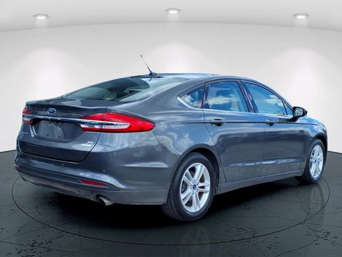 Used 2018 Ford Fusion SE w/ Fusion SE Technology Package FWD image 3