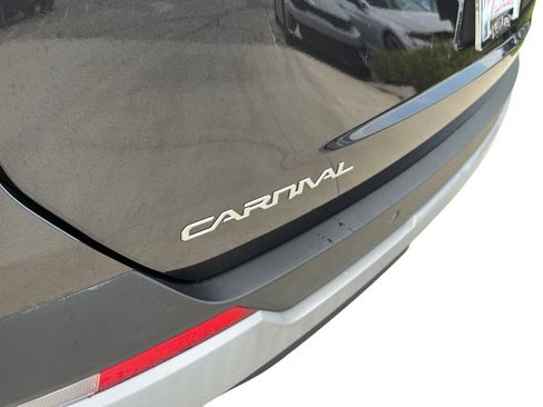 Used 2025 Kia Carnival FWD image 32