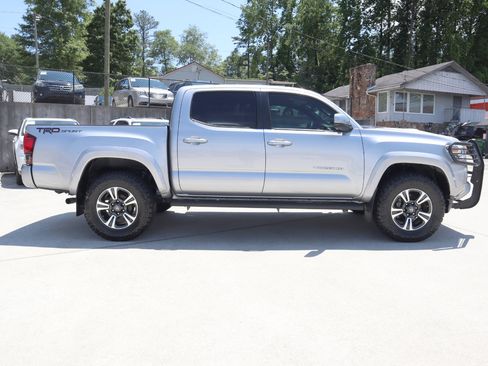 Used 2018 Toyota Tacoma TRD Sport image 8