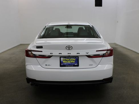 Used 2025 Toyota Camry SE FWD image 4