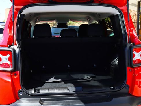 Used 2019 Jeep Renegade Latitude FWD image 24