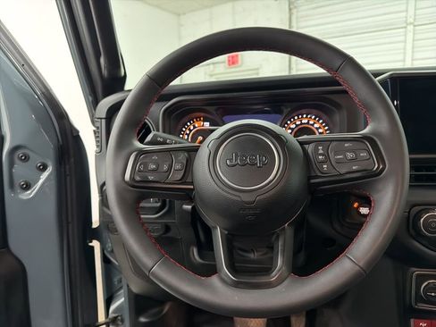 Used 2024 Jeep Wrangler Unlimited Rubicon image 16