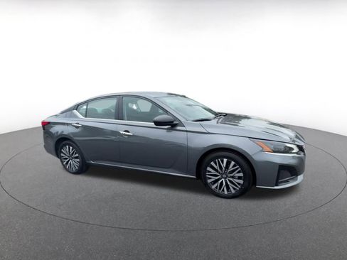 Used 2025 Nissan Altima 2.5 SV image 2
