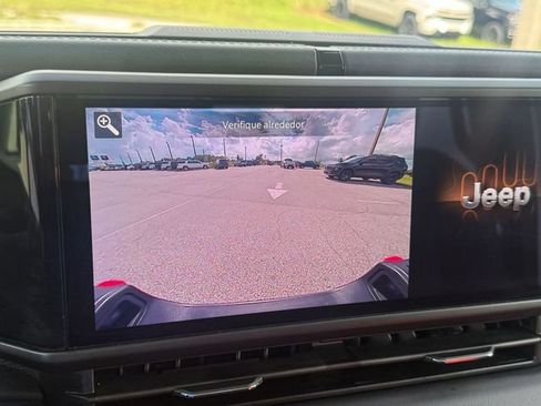 Used 2025 Jeep Gladiator Rubicon AWD/4WD image 19